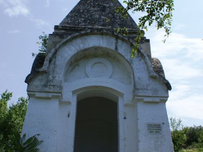 Братская могила русских воинов, погибших в годы Крымской войны и часовня архангела Михаила