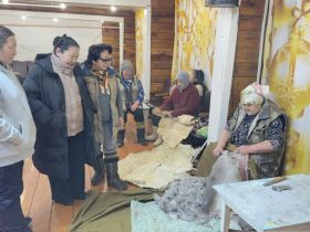 В Булунском районе пенсионерка превратила увлечение в дополнительный доход