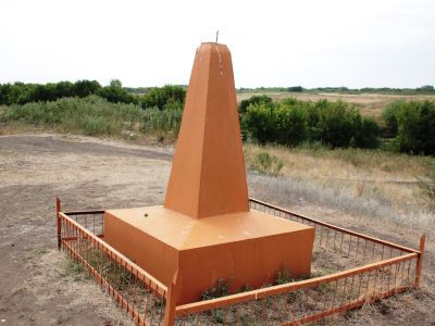 Братская могила красноармейцев-разведчиков, погибших в борьбе за Советскую власть в 1919 г.