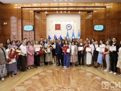 Глава Якутии наградил стобалльников ЕГЭ