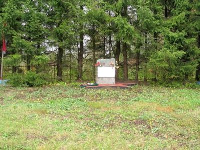 Памятный знак-стела на месте, где в 1941 г., в период боев за Тихвин, находился штаб 4-ой Армии советских войск во главе командармом К.А. Мерецковым