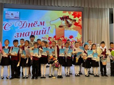 Алмазэргиэнбанк в День знаний раздал подарки