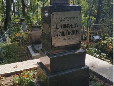 Могила майора медицинской службы - врача управления Центрального фронта Шишманевой Г.П., погибшей в бою с немецко-фашистскими захватчиками в 1943 году. У могилы установлен обелиск