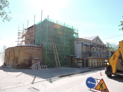 Церковь Георгиевская с колокольней за лавками