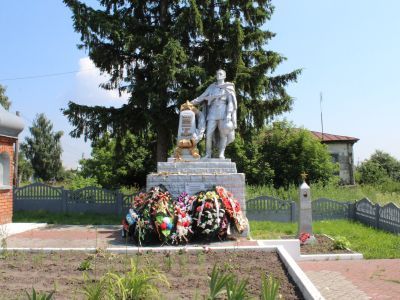 Братская могила воинов Советской Армии, погибших в феврале 1943 года. Захоронено 108 человек, установлено фамилий на 108 человек. Скульптура установлена в 1952 году