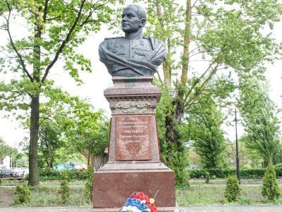 Памятник Герою Советского Союза С.К. Нестерову (скульптор Н.Н. Моргунова)