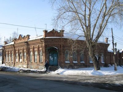 Одноэтажный каменный особняк, украшенный богатой каменной резьбой с угловым входом