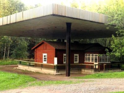 Дом, где в августе 1917 г. скрывался от преследования контрреволюционного Временного правительства В.И. Ленин. Есть мемориальная доска