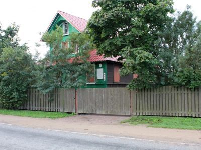 Дом, где во время Великой Отечественной войны находился штаб по строительству бензопровода по дну Ладоги для снабжения блокадного Ленинграда и частей советских войск. На доме установлена памятная доска