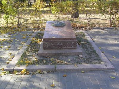 Могила Глазкова В.А., генерал-майора, командира 35 гвардейской стрелковой дивизии