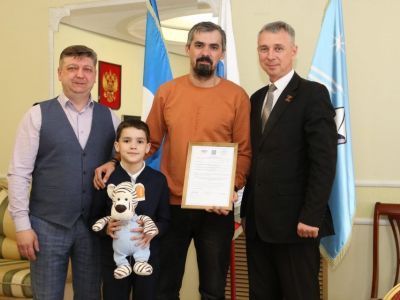 Молодой семье с детьми в Удачном вручили жилищный сертификат