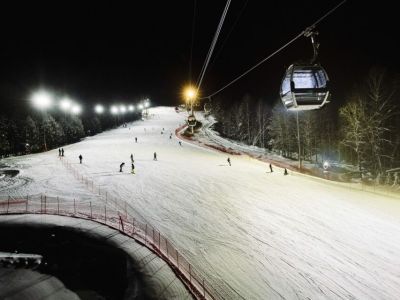 На курорте «Манжерок» открыли первую трассу для вечернего катания