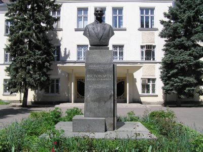 Бюст академика B.C. Пустовойта