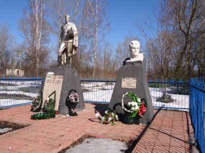 Братская могила воинов, погибших в 1943 г. (среди них Герой Советского Союза Ошмарин Иван Константинович)