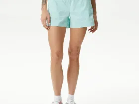 Женские короткие однотонные шорты Lacoste