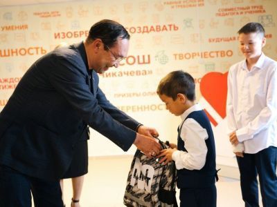 Глава Якутии принял участие в акции «Собери ребенка в школу»
