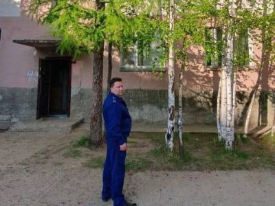 В Ленске ребенок выпал из окна третьего этажа