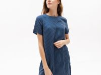 Женское платье Lacoste с круглым вырезом