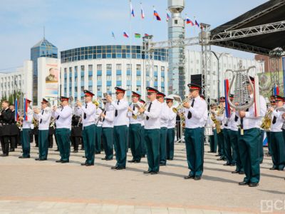 Духовые оркестры из Якутии, Новосибирска и Хабаровска дали концерт на площади Республики