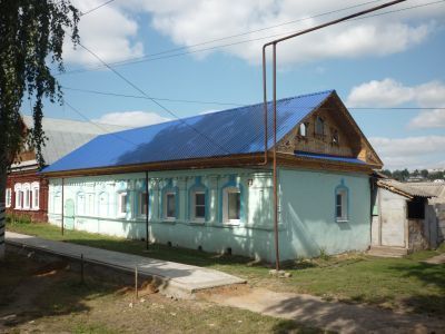 Жилой дом в одной связи с хозяйственной постройкой