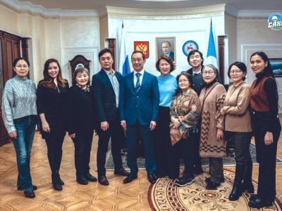 Глава Якутии встретился с активистами организации «Волонтеры Саха» в Москве
