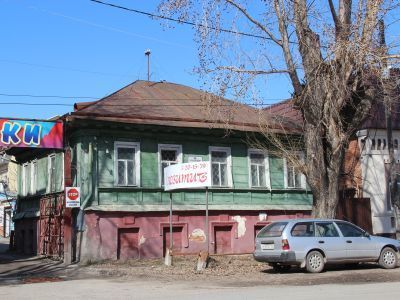 Жилой дом  на высоком  цокольном этаже (кирпич с мутулами, замки над окнами первого этажа). Ампир