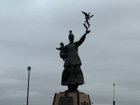 В Якутске состоялось возложение цветов к памятнику матери