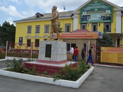 Памятник С.Казбекову