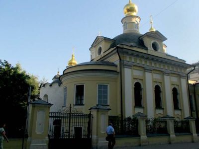 Церковь Антипия на Колымажном дворе: три церкви XVI, XVII и конца XVIII вв. с колокольней XVIII в.