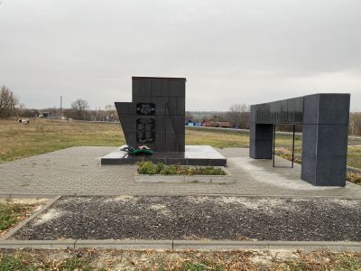 Братская могила советских воинов, погибших в боях с фашистскими захватчиками в 1943 году. Захоронено 13 человек, имена установлены. Обелиск