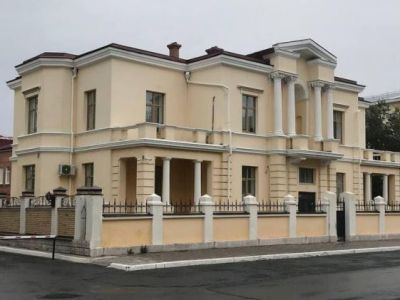 Жилой дом со служебными квартирами советских руководящих работников