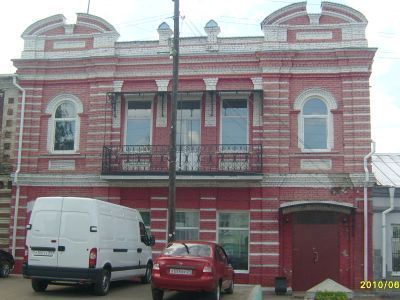 Деревянное двухэтажное здание бывшего реального училища