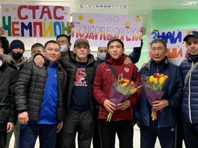 Победителя первенства России Станислава Свинобоева встретили в аэропорту Якутска