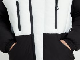 Утепленная куртка с контрастной отделкой