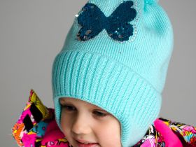 Шапка вязаная с помпоном для девочки