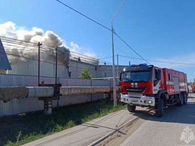 На улице Очиченко в Якутске произошёл пожар на складе магазина сантехники