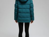 Пуховик с капюшоном и опушкой из натурального меха