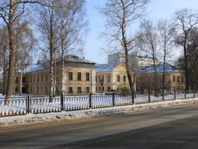 Здание губернской больницы, где в разные годы работали земский врач, терапевт, первый директор медицинского училища Горталов Сергей Федорович (1862 - 1938 гг.); врач-хирург Мокровский Павел Павлович (1877 - 1924 гг.); врач, заслуженный деятель науки РСФСР