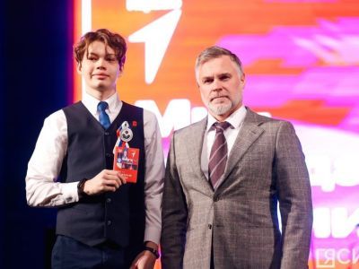 В Якутске школьникам торжественно вручили паспорта в День народного единства