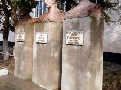 Мемориальный комплекс "Героям Советского Союза - уроженцам станицы Раевской"