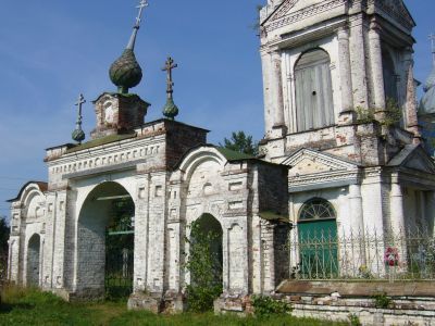 Ворота в ограде