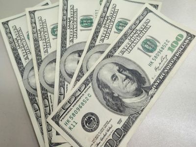 Курс доллара упал ниже 85 рублей впервые с августа прошлого года