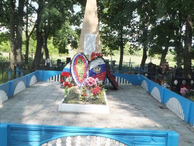 Братская могила 9 советских воинов, погибших в 1941 и 1943 гг. в боях с немецко-фашистскими захватчиками