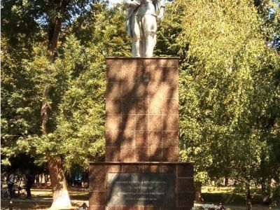 Братская могила советских воинов, погибших в боях с фашистскими захватчиками