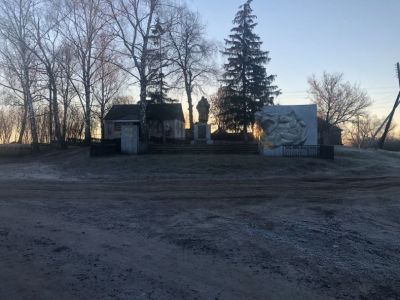 Братская могила воинов Советской Армии, погибших в период Великой Отечественной войны. Захоронено 7 человек, установлено фамилий на 6 человек. Скульптура установлена в 1962 году