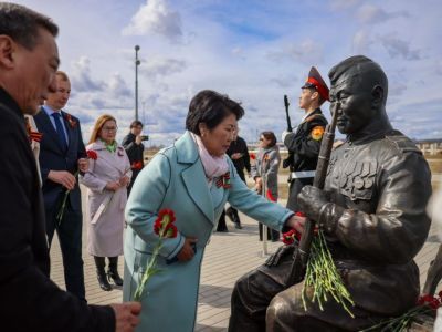 В память о воинах-якутянах возложили цветы в Парке Победы в Якутске