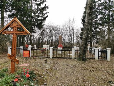 Братская могила советских воинов