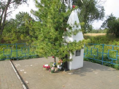 Братская могила мирных жителей, сожженных гитлеровцами в 1943 г. Установлен обелиск