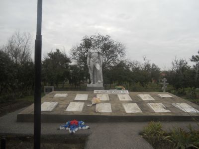 Братская могила воинов Советской Армии, погибших в боях с немецко-фашистскими захватчиками