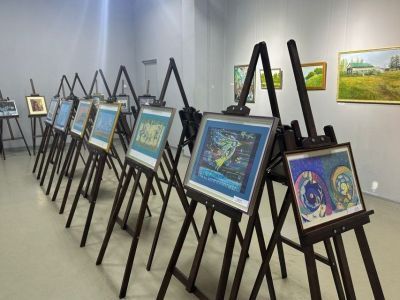 В историческом парке Якутска открылась выставка молодых художников «ART-семья»